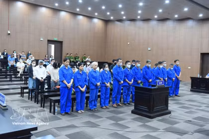 L’ancien vice-ministre Nguyên Ba Hoan et d’autres accusés écoutent le verdict dans leur procès devant le Tribunal populaire de Hanoi, le 24 août. Photo : VNA