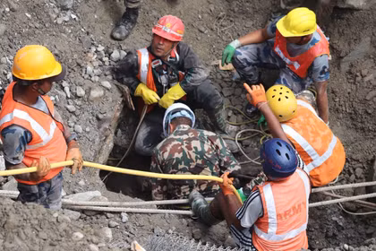 Les équipes de secours sauvent des ouvriers lors d’une opération sur le site du projet hydroélectrique Trishuli-3A, dans le district de Rasuwa (Népal), le 4 septembre 2026. Photo : Xinhua/VNA