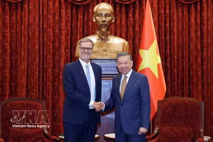 Le secrétaire général et président Tô Lâm (à droite) serre la main de l’ambassadeur de France au Vietnam, Olivier Brochet, à Hanoi, le 4 septembre. Photo : VNA