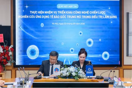 Le prof.associé-Dr Nguyên Thê Anh, directeur de l’hôpital Huu Nghi, et la présidente de Mescells, Nguyên Thi Thu Hiên, signent l’accord de coopération. Photo : suckhoedoisong.vn