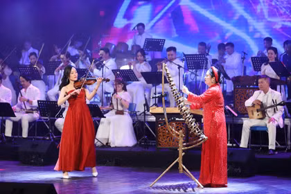 Le spectacle "Mélodies à travers le monde", une création audacieuse du Théâtre national de musique et de danse du Vietnam, établit un véritable dialogue direct entre le patrimoine musical traditionnel vietnamien et les sonorités du monde entier. Photo : baovanhoa.vn