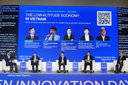 Panel d'experts lors de la table ronde consacrée à l’économie de basse altitude, à Hô Chi Minh-Ville, le 26 octobre. Photo: VNA