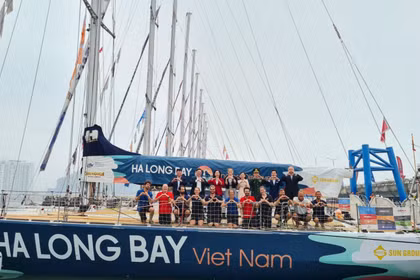 La baie de Ha Long s’apprête à devenir le théâtre d'un impressionnant ballet nautique. Pour l'occasion, 12 équipes et 48 skippers s'y rassemblent, fédérant autour d'une même passion les loups de mer de la première heure comme les simples curieux. Photo : halongport.vn