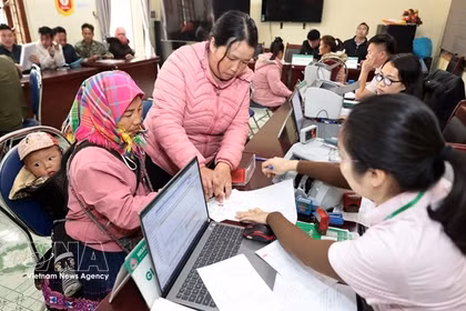 Une femme de la province de Lai Châu appose son empreinte digitale sur un contrat de prêt préférentiel auprès de la Banque des politiques sociales du Vietnam, afin d'aider sa famille à sortir de la pauvreté. Photo : VNA