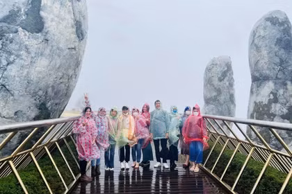 Des touristes découvrent la saison des pluies à Dà Nang. Photo : hanoimoi.vn
