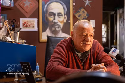 L’ancien révolutionnaire argentin Jorge Gessaga au micro de la VNA. Photo : VNA