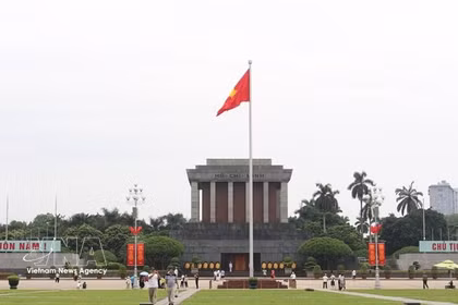Le mausolée du président Hô Chi Minh, situé sur la place Ba Dinh, est une destination prisée des visiteurs durant les vacances de la Fête nationale. Photos : VNA