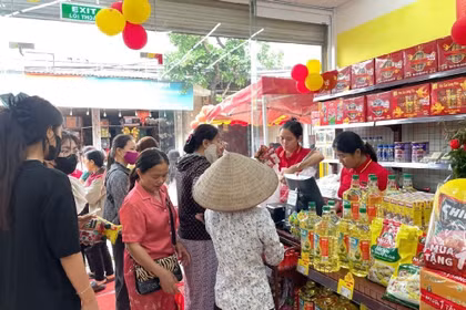 L'ouverture du 4.000e magasin WinMart+ a suscité un vif intérêt de la part des clients. Photo : thuongtruong.com.vn