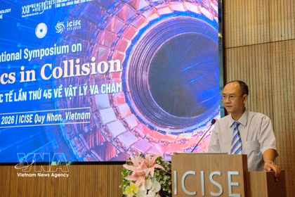 Le directeur adjoint du Département des sciences et des technologies de la province de Gia Lai, Phan Hô Giang, s’exprime en ouverture du 45e Symposium international sur la physique des collisions. Photo : VNA