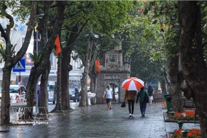 Un coin du lac Hoàn Kiêm à Hanoï par temps de pluie. Photo: VNA