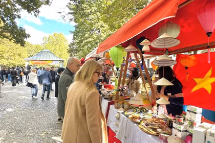 Des visiteurs découvrent le stand de l'ambassade du Vietnam en Slovaquie lors de la Journée de l’Asie 2026 à Bratislava. Photo diffusée par la VNA