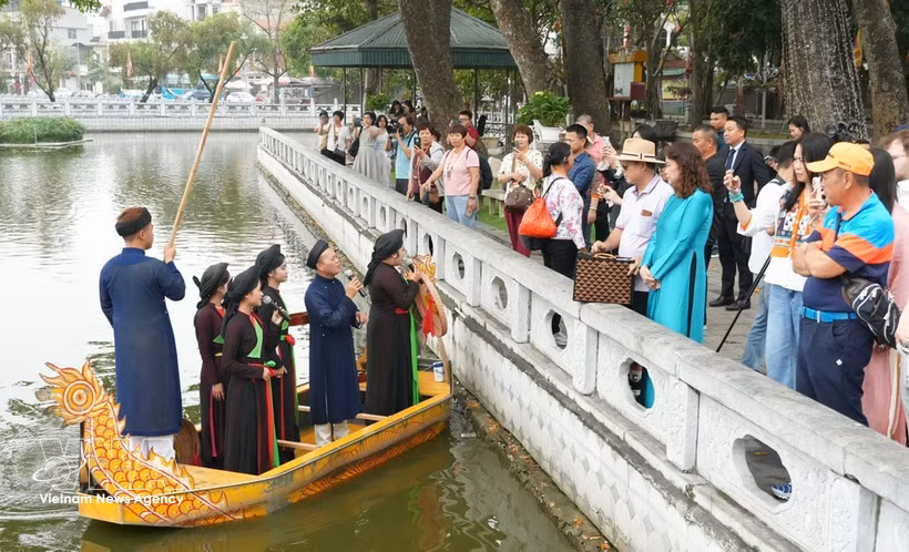 Les produits touristiques de Bac Ninh attirent un grand nombre de visiteurs depuis la sortie du clip musical « Bac Bling ». Photo : VNA.