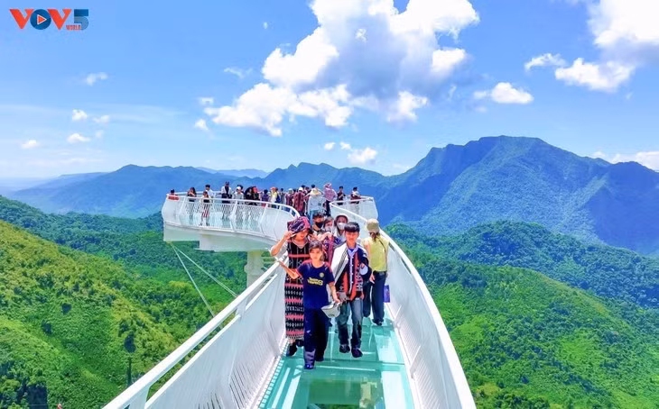 Le pont de verre Ngoc Rông, attraction emblématique de la zone écotouristique de la Porte céleste de Dông Giang. Photo: VOV