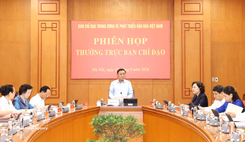 Le membre du Politburo et membre permanent du Secrétariat du Comité central du Parti, Trân Câm Tu, préside la réunion, à Hanoi, le 25 septembre. Photo : VNA