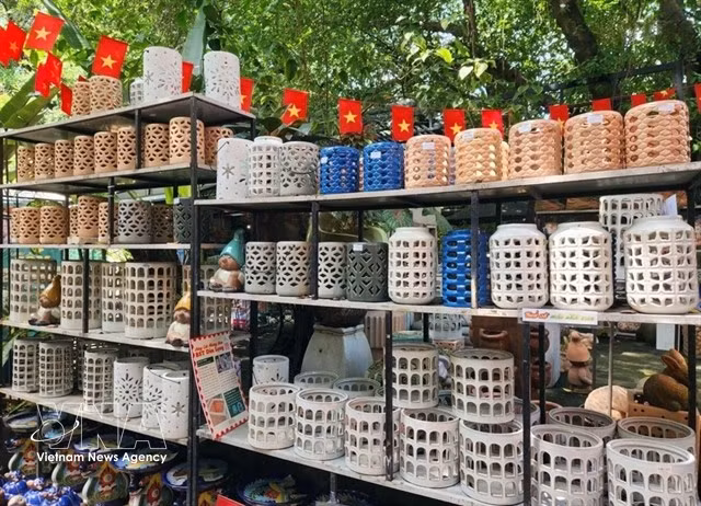Des lanternes en céramique à l'honneur chez Vuon Nhà Gôm dans le quartier Lai Thiêu, Hô Chi Minh-Ville. Photo : VNA