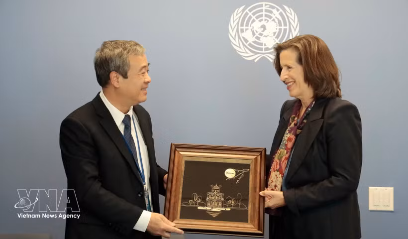Le chef adjoint de la Commission centrale de la sensibilisation et de l’éducation, Ngô Dông Hai, remet un cadeau souvenir à la secrétaire générale adjointe à la communication globale des Nations Unies, Melissa Fleming. Photo : VNA