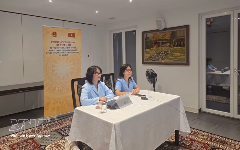 Des membres de la Mission permanente du Vietnam à Genève participant au séminaire, à Genève, le 3 septembre. Photo: VNA