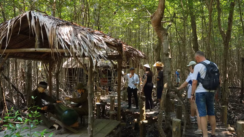 Touristes visitant la forêt de Rung Sac, une ancienne base de révolution. Photo: CVN