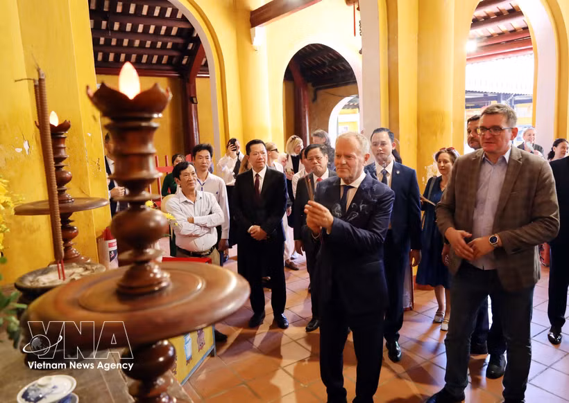 Le Premier ministre polonais Donald Tusk visite des sites historiques et culturels dans la vieille ville de Hôi An, le 24 octobre. Photo: VNA