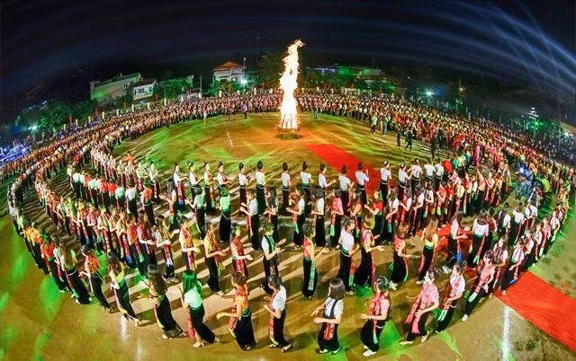 Lors de la cérémonie d'ouverture du Festival culturel et touristique de Mường Lò dans la province de Yên Bái en septembre 2019, 5.000 personnes se sont rassemblées pour exécuter la danse folklorique, établissant un record du monde Guinness. Photo: VOV