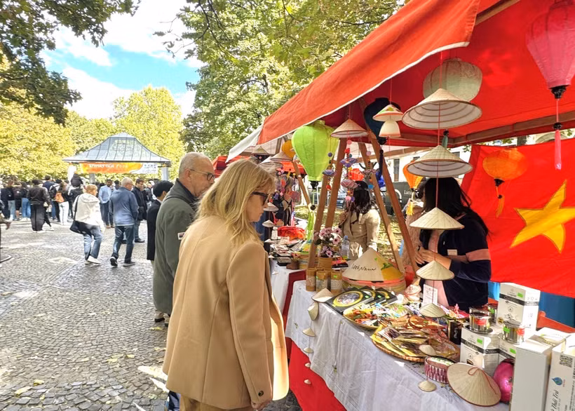 Des visiteurs découvrent le stand de l'ambassade du Vietnam en Slovaquie lors de la Journée de l’Asie 2026 à Bratislava. Photo diffusée par la VNA