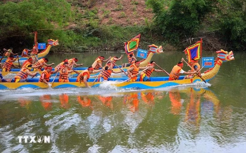 La course de pirogues d’An Chau 2025. Photo: VNA