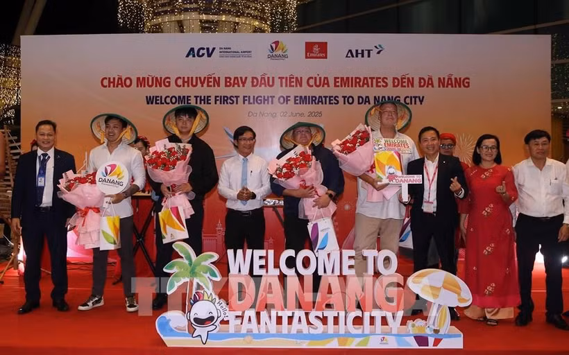 Le comité d'organisation a offert des fleurs pour féliciter les premiers passagers arrivés à Dà Nang par un vol d'Emirates. Photo : VNA