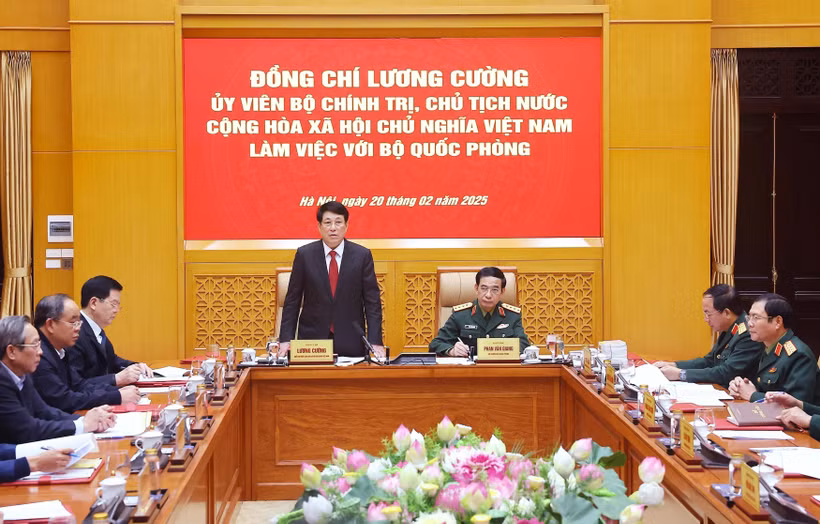 Le président de la République Luong Cuong s'exprime lors de la séance de travail avec le ministère de la Défense, à Hanoi, le 20 février. Photo: VNA