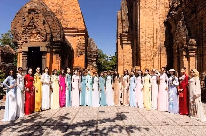 Les candidates à Miss Monde 2026 visitent les tours Cham de Po Nagar. Photo : Organisateurs