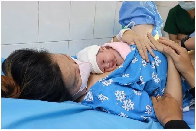 Une femme regarde son nouveau-né qui vient tout juste de naître. Photo: TNO