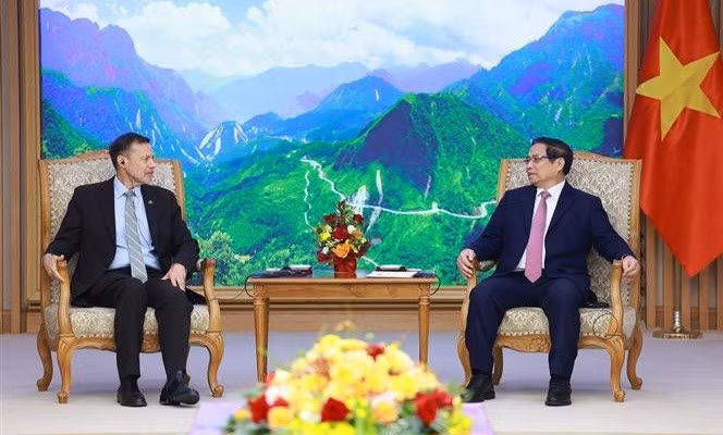 Le Premier ministre Pham Minh Chinh (à droite) recevant l’ambassadeur d’Australie au Vietnam Andrew Goledzinowski, à Hanoi, le 27 décembre. Photo : VNA