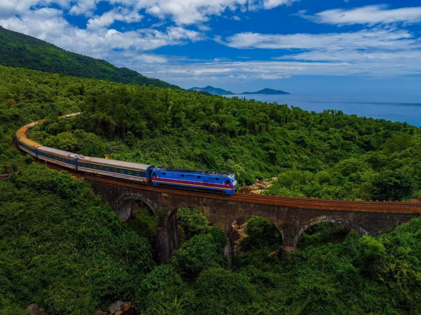 Le train Vietnam Central Heritage Connection franchit le pont en arc de Dôn Ca, un ouvrage vieux de plus de 100 ans, construit en même temps que la ligne ferroviaire Huê-Dà Nang. Doté d’une arche en pierre, ce pont enjambe un ravin à environ 20 mètres de hauteur et s’étend sur près de 100 mètres. Il constitue l’un des ouvrages architecturaux remarquables de la ligne qui traverse le col de Hai Vân. Photo : VnExpress