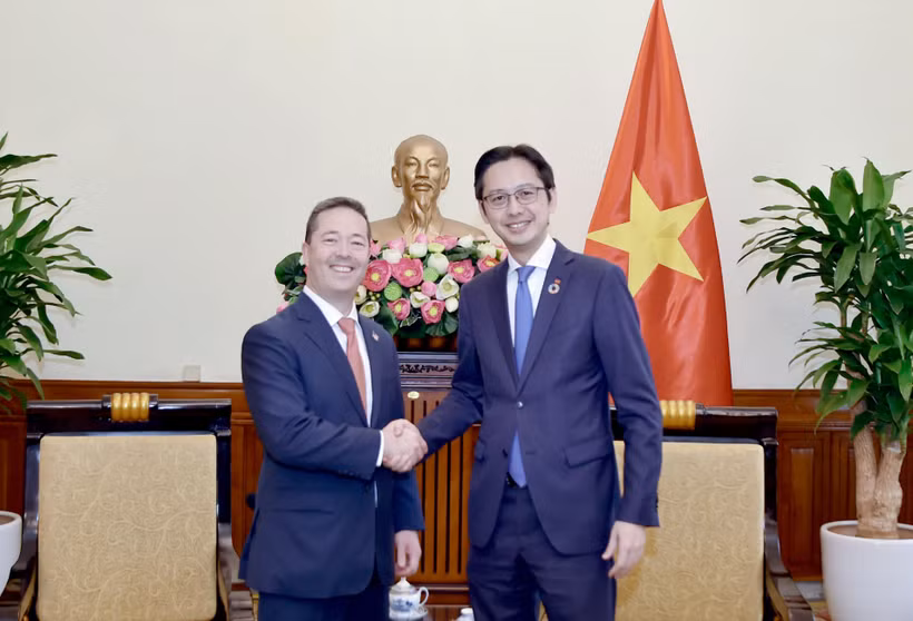 Le vice-ministre des Affaires étrangères Dô Hung Viêt (à droite) et Sean Kotaro O’Neill, haut fonctionnaire du Bureau des affaires de l’Asie de l’Est et du Pacifique du Département d’État américain, à Hanoi, le 18 avril. Photo: VNA