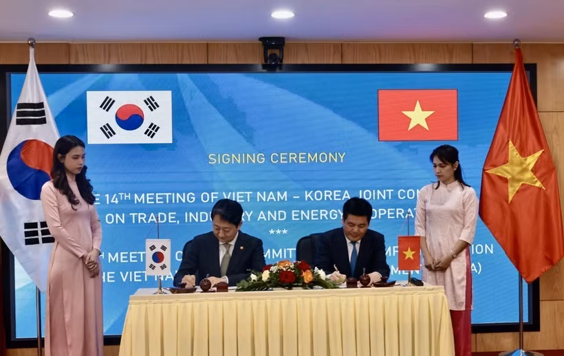 Le ministre vietnamien de l’Industrie et du Commerce Nguyên Hông Diên (à droite) et le ministre sud-coréen de l’Industrie, du Commerce et de l’Energie, Ahn Duk-geun, signent le procès-verbal des réunions, à Hanoi, le 14 avril. Photo : VNA