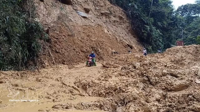 Une portion de route endommagée par des glissements de terrain provoqués par de fortes pluies dans la province montagneuse de Lào Cai, dans le Nord. Photo : VNA