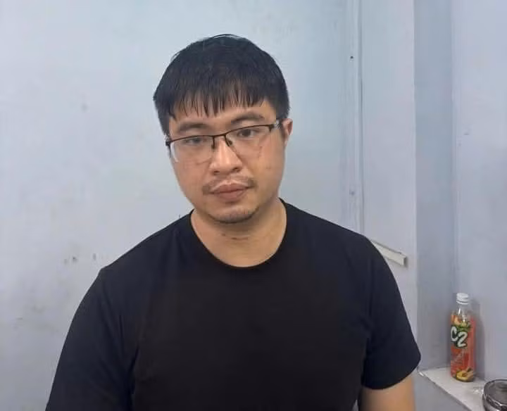 Pho Duc Nam, connu sous le nom de "M. Pips", arrêté par la police. Photo: VNA
