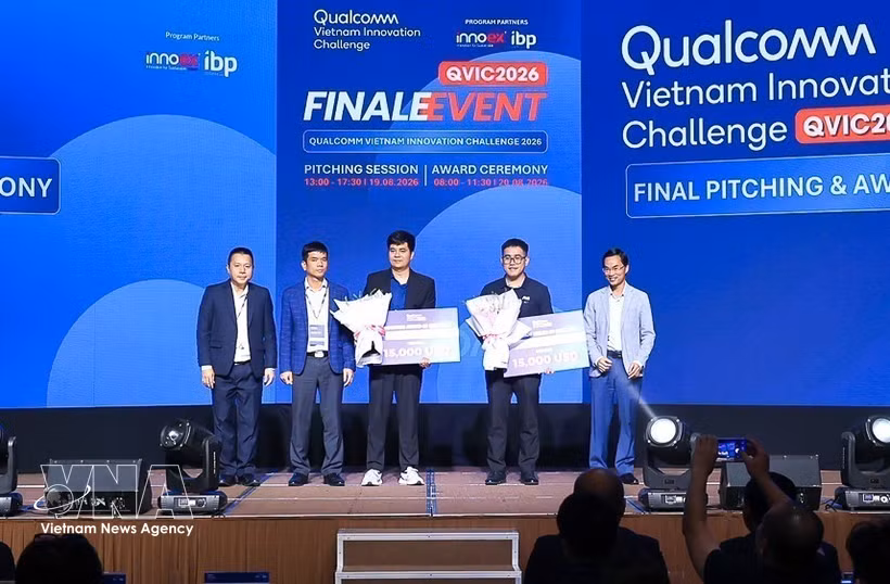 Les lauréats de la finale du Qualcomm Vietnam Innovation Challenge lors de la cérémonie à Hô Chi Minh, le 20 août. Photo: VNA
