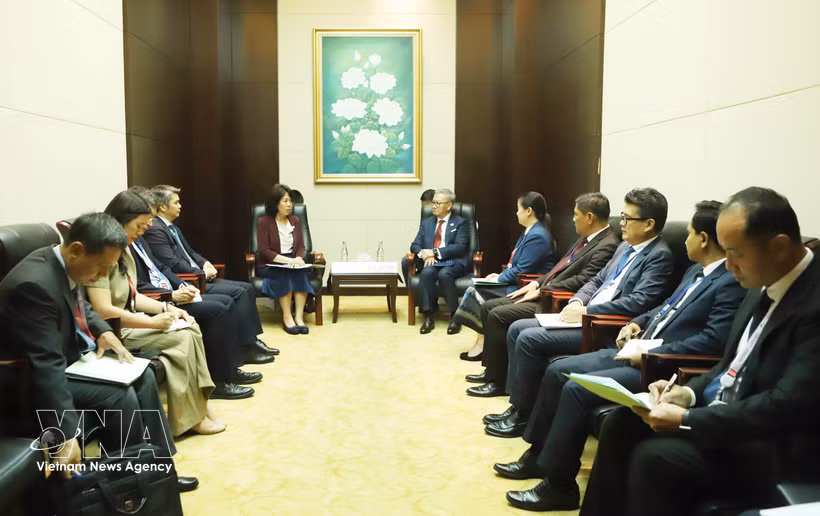 Le vice-Premier ministre et ministre lao des Affaires étrangères, Thongsavanh Phomvihane (à droite) reçoit la vice-ministre vietnamienne des Affaires étrangères, Nguyên Thi Hoàng Vân. Photo : VNA