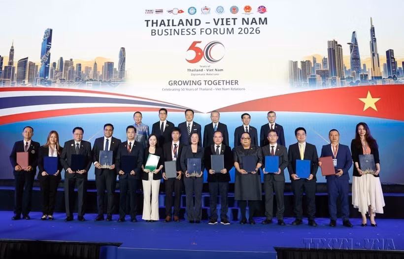 Le secrétaire général et président Tô Lâm et le vice-Premier ministre thaïlandais Anutin Charnvirakul assistent à l'échange d'accords de coopération entre des entreprises des deux pays lors du Forum économique Thaïlande-Vietnam, à Bangkok, le 28 mai 2026. Photo : VNA