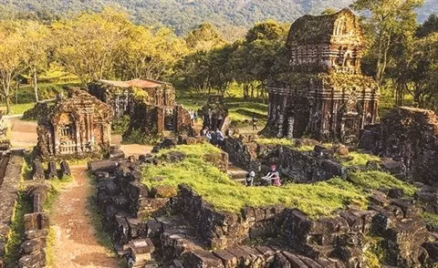 Le site comprend environ 70 ouvrages architecturaux en briques et pierres situés au coeur d'une vallée verdoyante dans la commune de Duy Phu, district de Duy Xuyên, province de Quang Nam. Photo : VNA