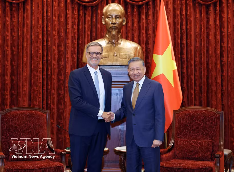 Le secrétaire général et président Tô Lâm (à droite) serre la main de l’ambassadeur de France au Vietnam, Olivier Brochet, à Hanoi, le 4 septembre. Photo : VNA