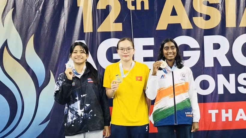 La nageuse vietnamienne Nguyên Kha Nhi (centre) décroche l'or au 1 500 mètres nage libre femmes du groupe des 17-18 ans. Photo: Association vietnamienne des sports aquatiques