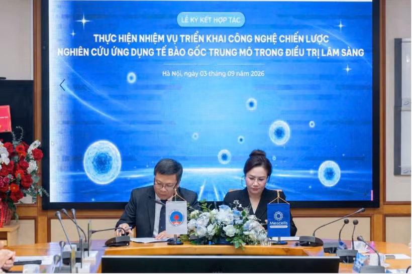 Le prof.associé-Dr Nguyên Thê Anh, directeur de l’hôpital Huu Nghi, et la présidente de Mescells, Nguyên Thi Thu Hiên, signent l’accord de coopération. Photo : suckhoedoisong.vn