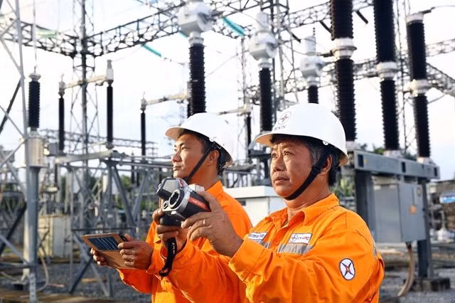 Des électriciens de la province de Soc Trang, dans le delta du Mékong, vérifient les lignes et les équipements électriques. Photo: VNA