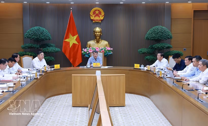 Le Premier ministre Lê Minh Hung (au centre) préside la réunion visant à faire le point sur la mise en œuvre des projets de transport clés et à accélérer leur décaissement de fonds, à Hanoi, le 22 septembre. Photo : VNA