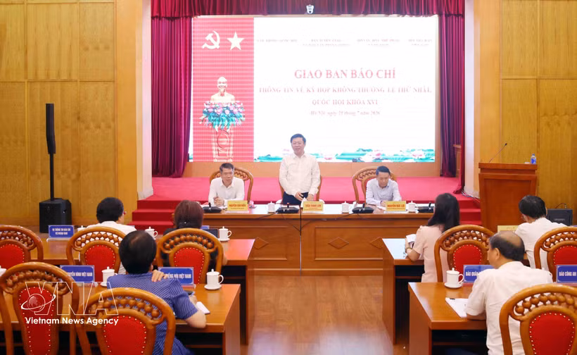 Le Bureau de l’Assemblée nationale informe la presse de la première session extraordinaire de la 16e législature, à Hanoi, le 28 juillet. Photo : VNA