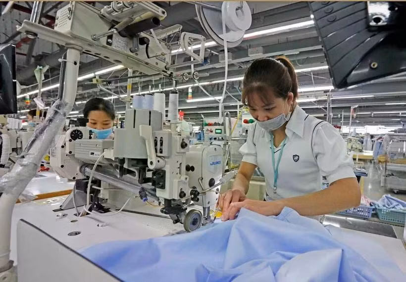 Les travailleurs fabriquent des produits destinés à l’exportation vers l’UE. Photo : VNA