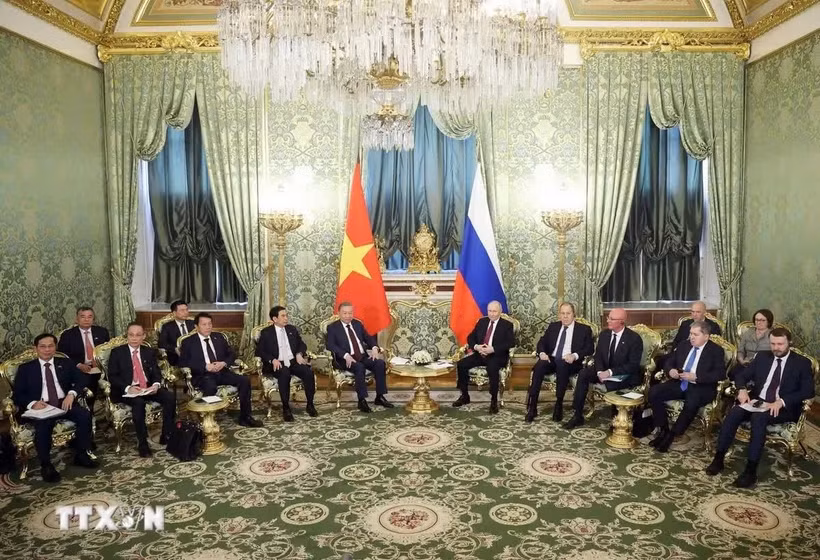 Le secrétaire général Tô Lâm a un entretien privé avec le président russe Vladimir Poutine. Photo : VNA
