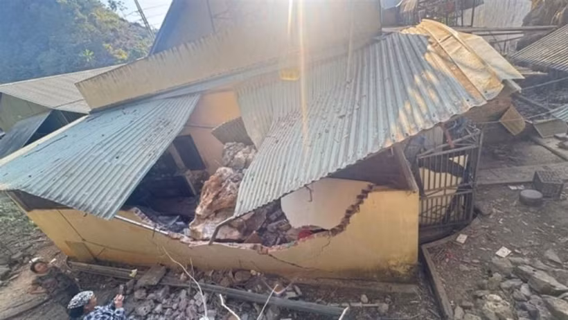 Des roches déplacées par les secousses ont fini leur course dans la cuisine d'une maison familiale. Photo : vtv.vn