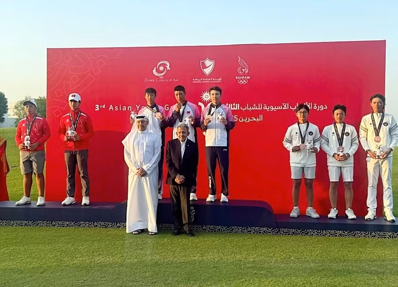 Des golfeurs vietnamiens (à gauche) remportent deux médailles d'argent aux Jeux asiatiques de la jeunesse de 2025 à Bahreïn. Photo : tdtt.gov.vn